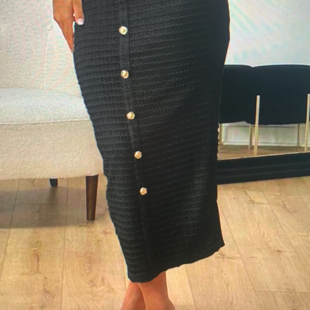 Black Button-Front Knit Midi Dress - Elegant Everyday Style - Picture 2 of 6